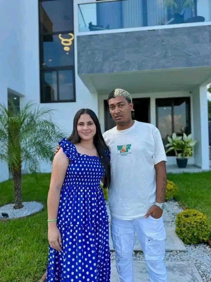 sjsb__'s tweet photo. Cuando la hija del pastor se enamora del marihuano de la colonia. https://t.co/QPJbAmxLXo