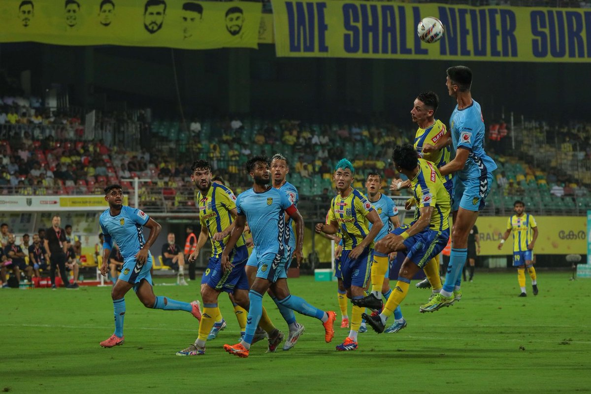 FootballDeva's tweet image. 🟡⚫ Hyderabad FC defeated Kerala Blasters by 2-1 in ISL 🇮🇳 

Andrei Alba 🇧🇷 scored a brace ⚡

#IndianFootball #IndianSuperLeague #KBFCHFC #LetsFootball #KeralaBlasters #HyderabadFC #ISL