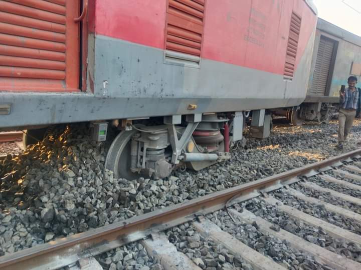 ManishPratihar's tweet photo. सौ कर उठता हूं और एक नया #TrainAccident हो जाता है 

मतलब देश में अधिकांश सामान्य लोग रेलवे का  का प्रयोग करते हैं
 वह सबसे असुरक्षित है,कुछ  नहीं पता है
कब क्या घटना हो जाये।

दरअसल खबर कोलकाता से है जहां हावड़ा के नजदीक सिकंदराबाद - शालीमार एक्सप्रेस ट्रेन के 3 डब्बे पटरी से उतर गईं।

अब तोह रेलवे मंत्री जी को संन्यास ले लेना चाहिए