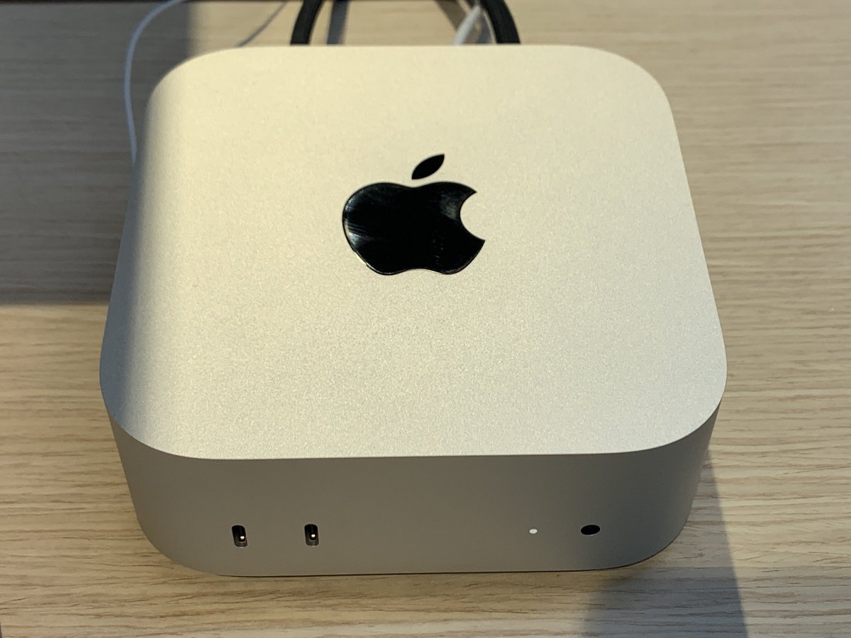 RukiTechSupport's tweet photo. 💻新発売のMac mini 2024、ヨドバシで見てきました!
これ…めちゃくちゃ小さい!まさに手のひらサイズ👏
正直、めっちゃ欲しい…けど、すでにM2 Mac mini持ってるし、今回は我慢かな…😅
#Macmini2024 #Apple新製品 #ガジェット好きと繋がりたい https://t.co/6AeNOvqMd3