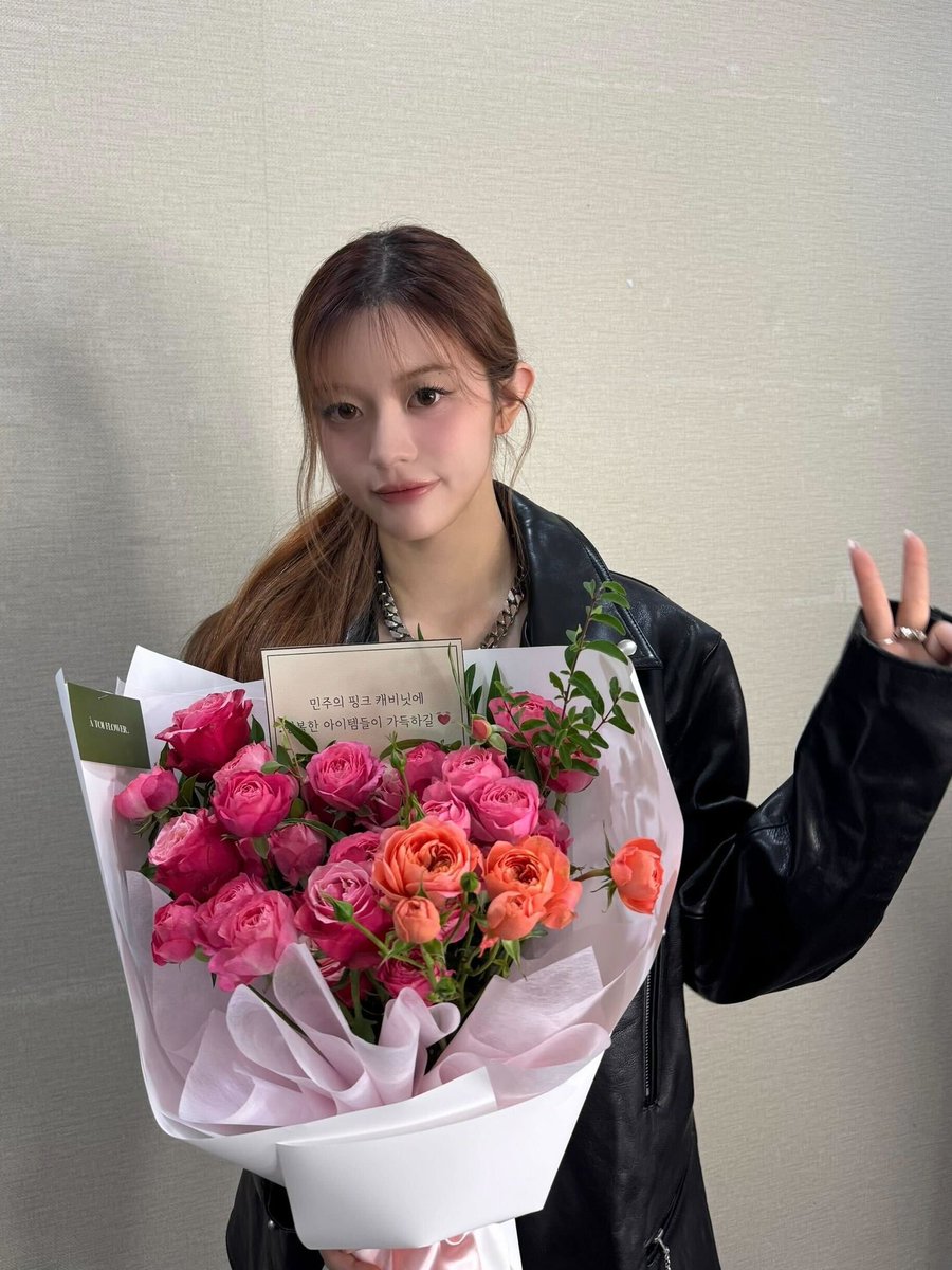 ILLIT_twt's tweet photo. 꽃이 너무너무 예뻐요 🥹 💖 🌸 
감사합니다 😭 😭
캐비닛에 예쁜 아이템들 잘 놓아두겠습니닷 😆 
화이팅!! 💗 

#ILLIT #아일릿 #MINJU #민주 https://t.co/f5wS6dVQpS