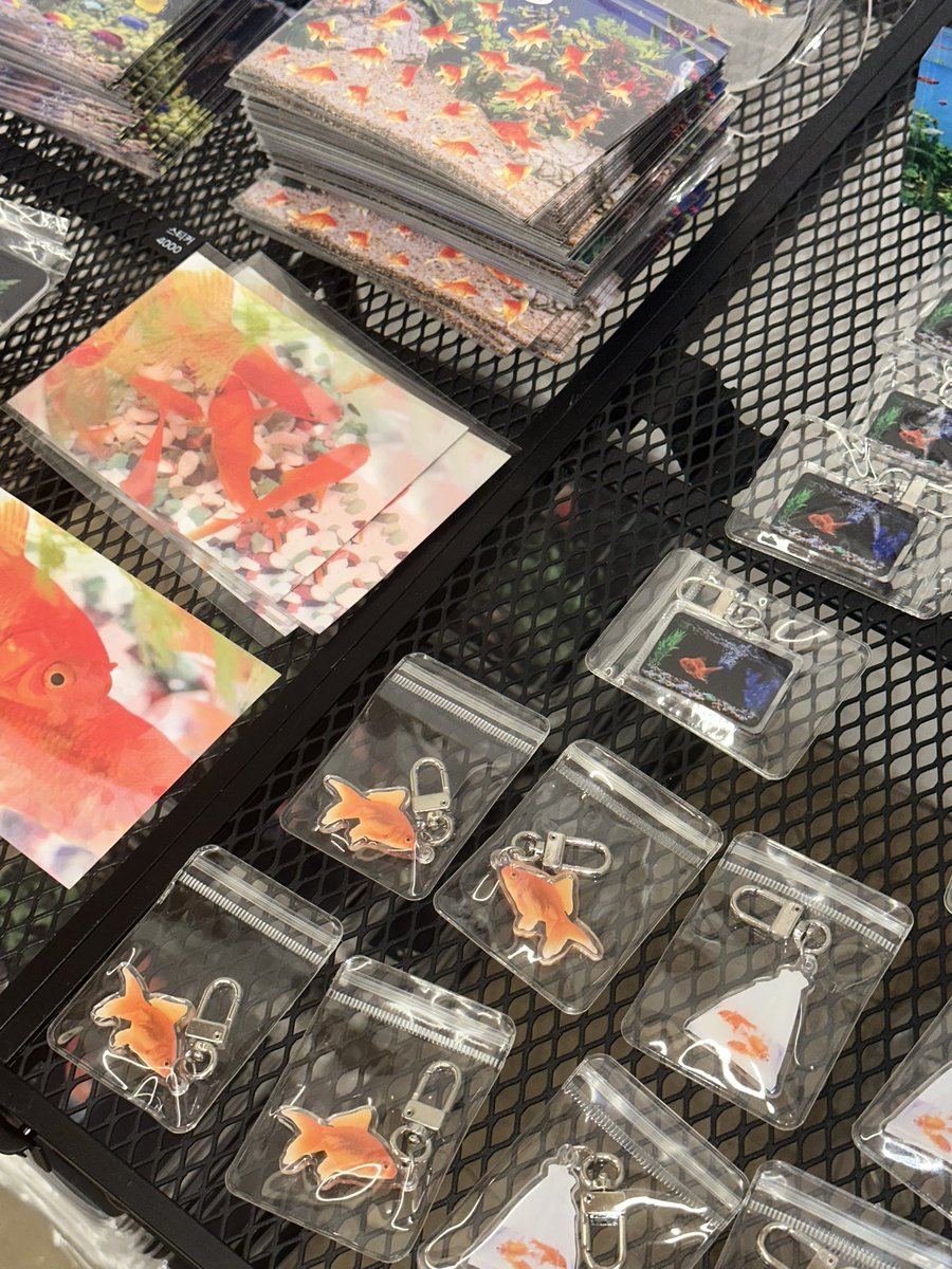 5년간의 긴 여정을 끝내고, 11월 24일을 마지막으로 홍대 오프라인 매장은 문을 닫을 예정입니다. 

재고 정리의 일환으로 전체 상품 판매 가격의 <50%>로 계산됩니다. 

매장 오픈 : 금, 토, 일