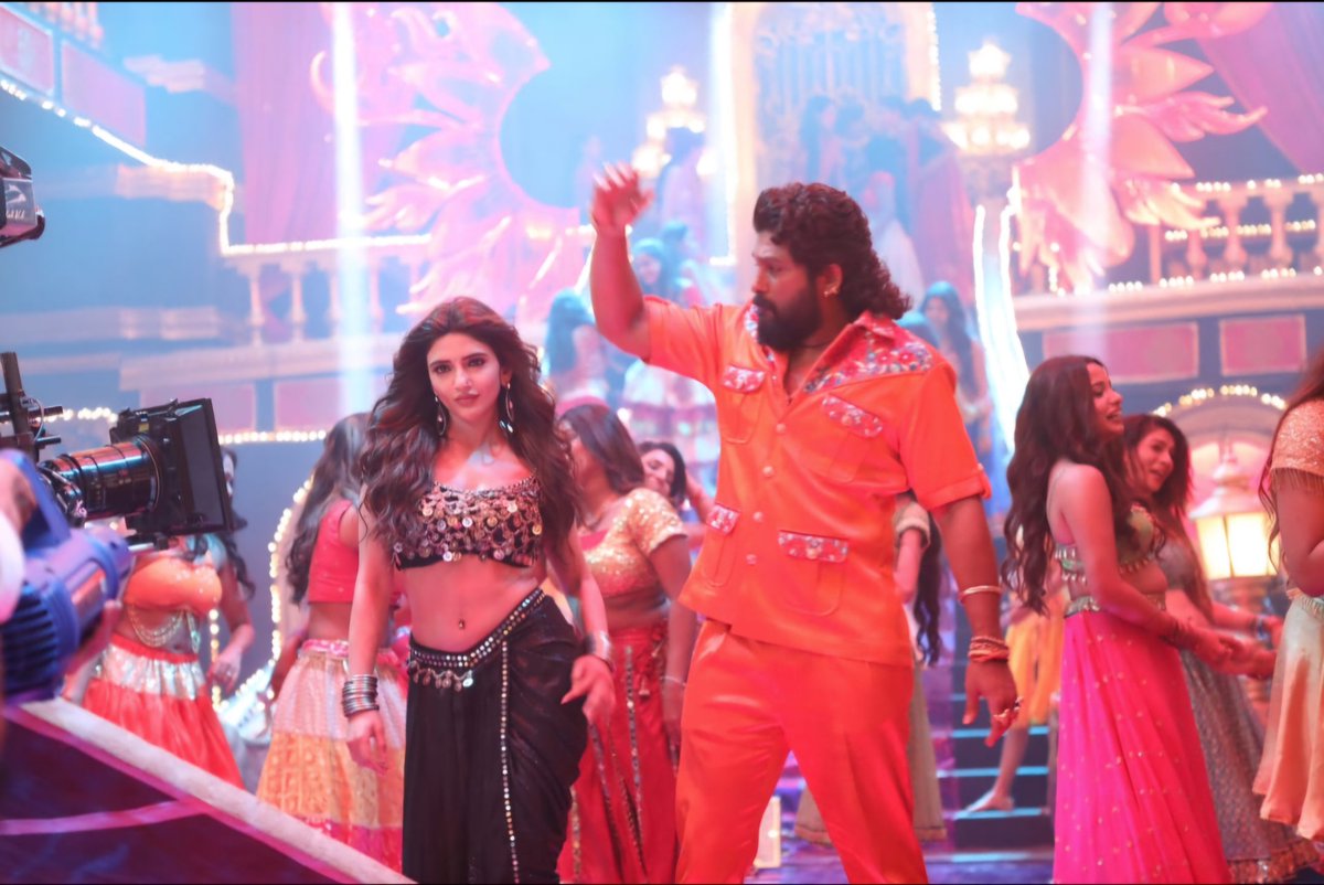 rahulkatala's tweet photo. People can't just stop vibing to #TheCoupleSong 

#Pushpa2SecondSingle TRENDING #200 M+ VIEWS 

#Sooseki #Angaaron #Soodaana #Nodoka #Kandaalo #Aaguner  
#Pushpa2TheRule 
#TSeries @alluarjun @MythriOfficial #puspa #RashmikaMandanna
#KaranveerMehra #tollywoodactress https://t.co/SDL1QMR0Rh