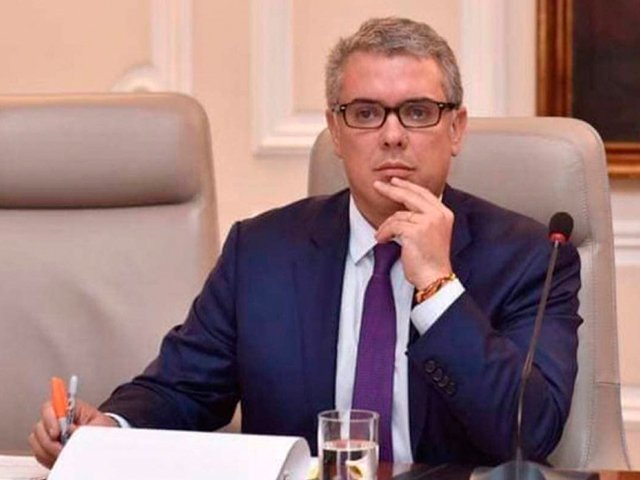 Y si me tomo está foto y pongo cara de huevón, será que la gente me cree que yo no sé nada de pagasus, pues hagamosle