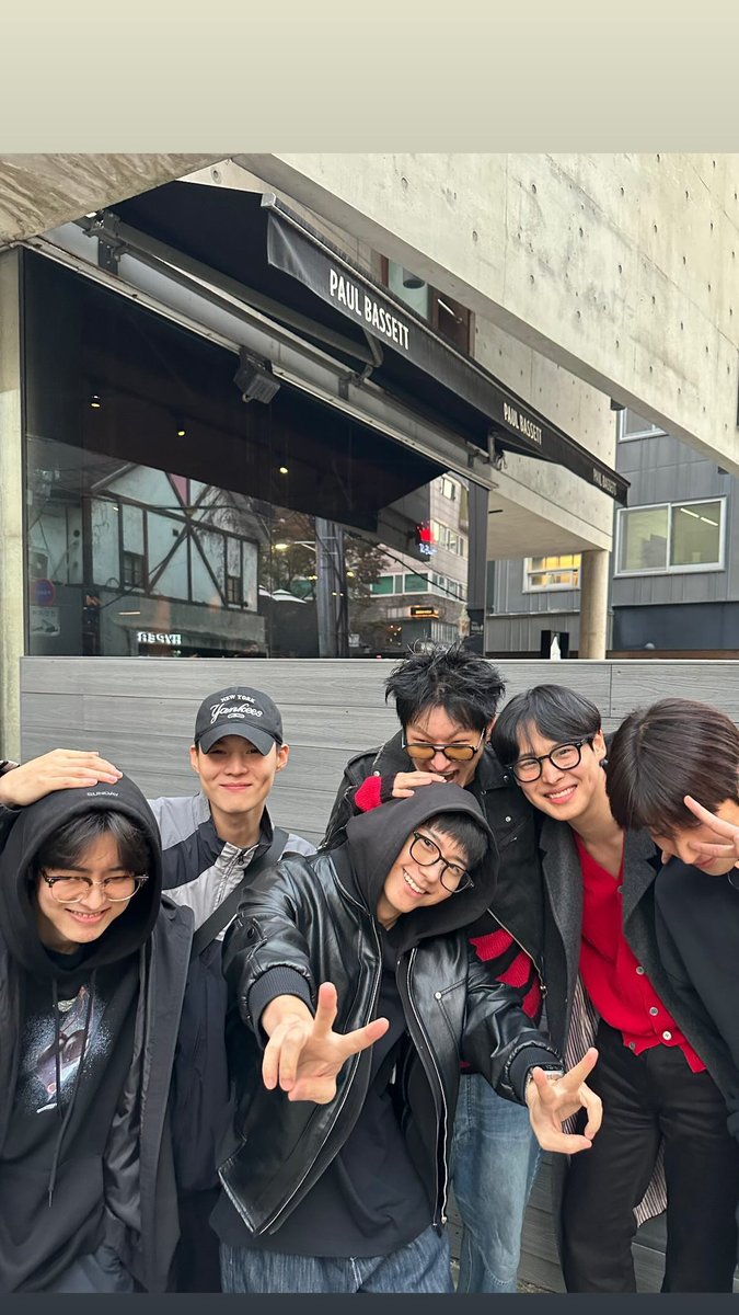 LostStars1109's tweet image. Byungchan also posted and the two he shared is slightly different from Subin's🥰 How many photos did you guys take?! Post the originals later please😭 빅톤이 진짜 내 행복이야!!!💙💛
#VICTON #빅톤 
#HAPPY_VICTON_DAY 
#VICTON_8th_Anniversary