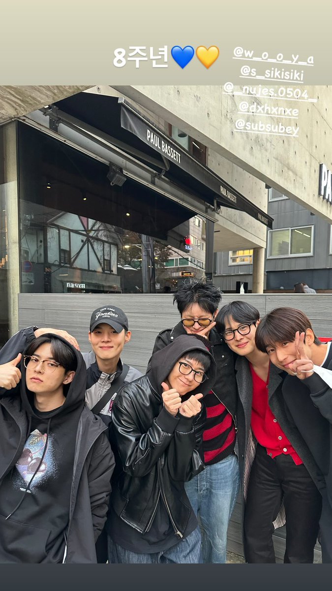 LostStars1109's tweet image. Byungchan also posted and the two he shared is slightly different from Subin's🥰 How many photos did you guys take?! Post the originals later please😭 빅톤이 진짜 내 행복이야!!!💙💛
#VICTON #빅톤 
#HAPPY_VICTON_DAY 
#VICTON_8th_Anniversary
