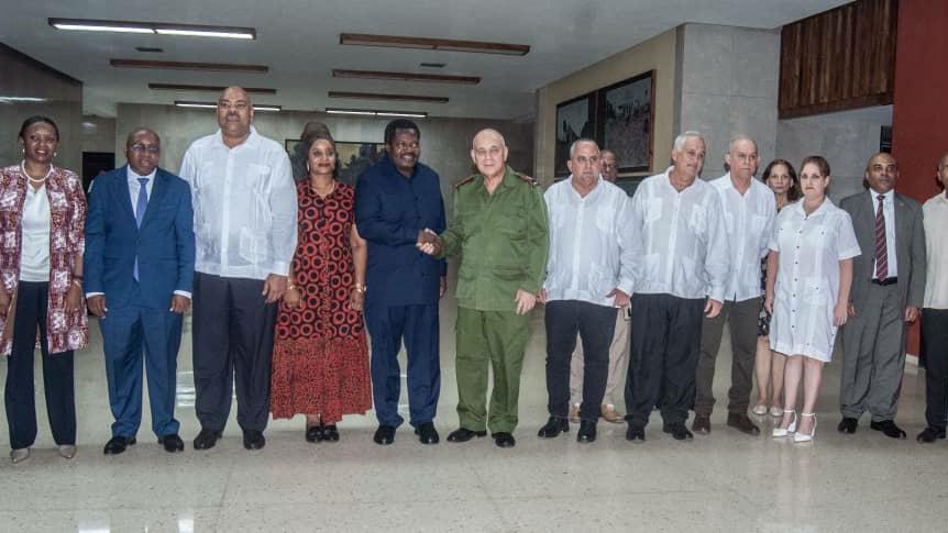 En la tarde de hoy firmé, junto a Emmanuel John Mchimbi, Secretario General del Chama Cha Mapinduzi, un Acuerdo de Intercambio y Cooperación entre nuestras organizaciones partidistas. El mismo profundizará los excelentes vínculos entre nuestros partidos y pueblos. #Cuba