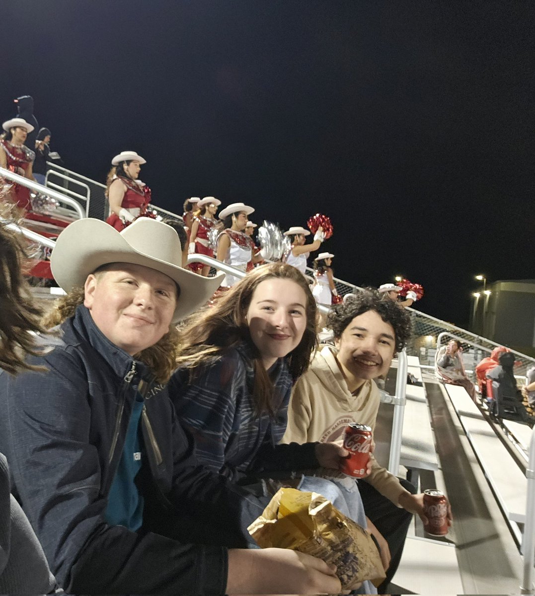 RaiderJayma's tweet photo. Friday night lights with @WBTAthletics Let's go Rebels! #wearecold https://t.co/TjB8YMJflZ