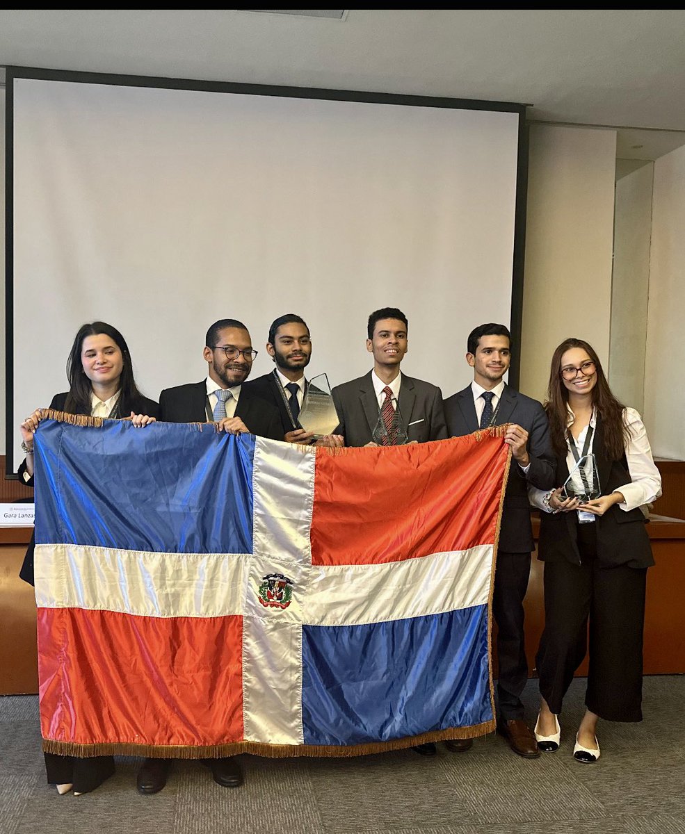 Este es el equipo que, en representación de UNIBE y del país, obtuvo el 2do. lugar y el premio al mejor memorial en la XXII edición (2024) de la prestigiosa competencia internacional “Víctor Carlos García Moreno”, organizada por la Facultad de Derecho de la <a href="/UNAM_MX/">UNAM</a>. ¡Orgulloso!