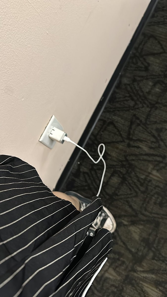 charging my phone in the hallway yall 😭😭😭 my phone died 😔🤞