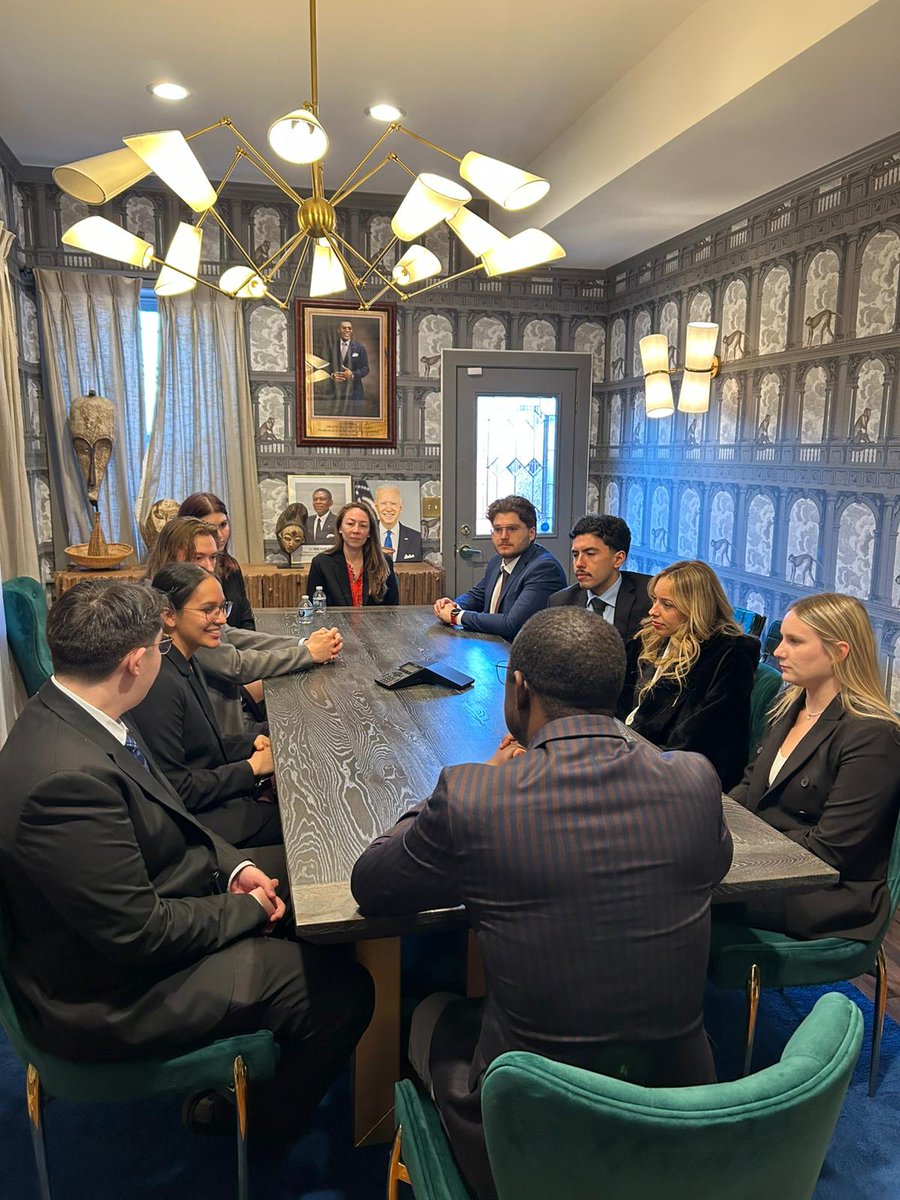 CrisObamaO's tweet photo. Interesados por conocer mejor a 🇬🇶, un grupo de estudiantes universitarios de California EEUU del programa #UN model han llegado a nuestra embajada en Washington DC. Medio Ambiente, agricultura, ecoturismo, inteligencia artificial entre otros, fueron los temas abordados. https://t.co/A8hbwXIw2y