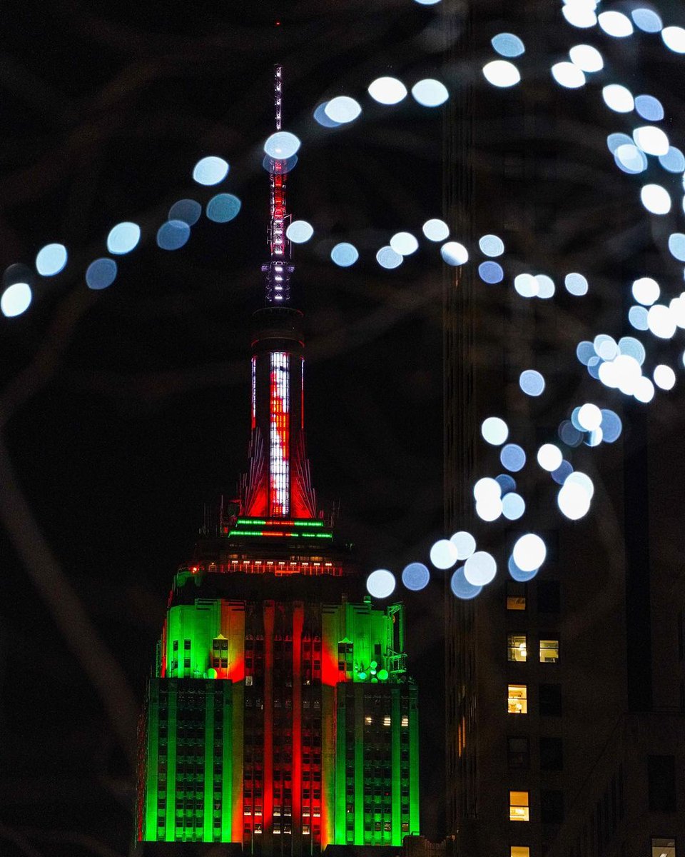 EmpireStateBldg's tweet photo. It's the Holiday Season 

📷: shootingnyc/IG https://t.co/5i3NRIWQbX