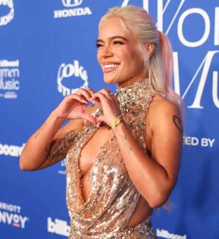 nevermissaabeat's tweet photo. Karol G en 2018 espantada porque Becky G la invito a una cancion sobre marihuana. 

Karol G en 2024 feliz por hacer una cancion avalando la pedofilia.

La hipocresia. Se termina pronto. https://t.co/a28CiiSYqW