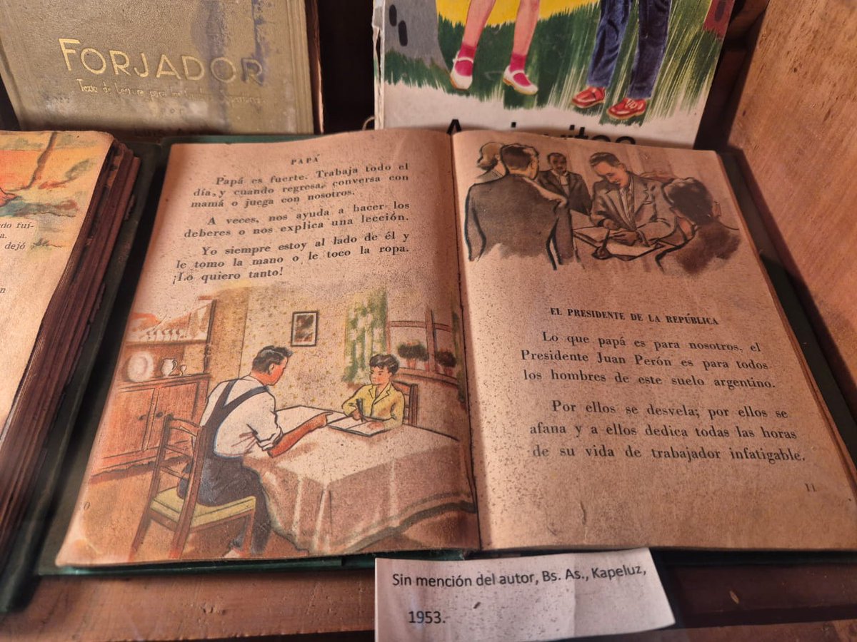 Queenw_ilk's tweet photo. @GordoDan_  increíble los libros kukas que ponen en exposición https://t.co/FmJEY56yRp