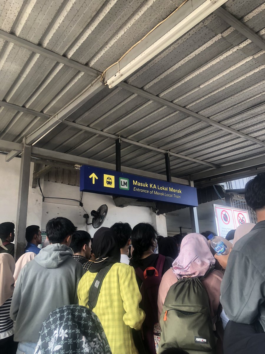 avie_an's tweet photo. Penumpukan penumpang @KAI121 di st rangkas krn ada gangguan kereta #kai #kereta #indonesia https://t.co/DfGUCfjrWp