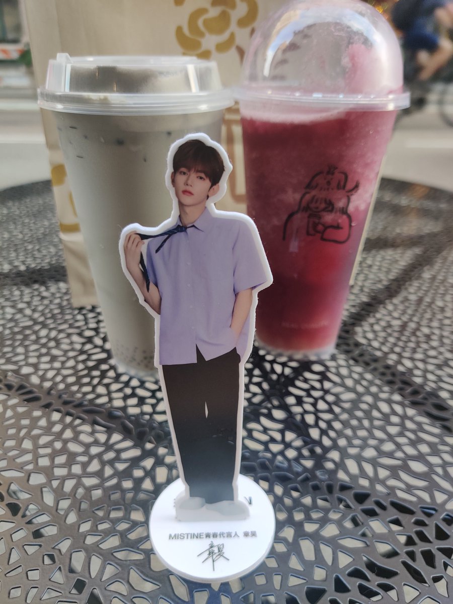 actsofhaoness's tweet photo. Heytea is expanding in the US quickly  but the first one only opened here  this year. I first went when there was a tears of themis collab and the wait was insane. 

Their fruit slushes are sooo good. My favorite is grapefruit but I know their grape is a crowd favorite . https://t.co/CxccbduNzu