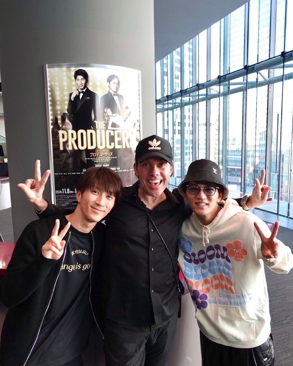 Tomo_west_71's tweet photo. THE PRODUCERS
本日より開幕しました🪩✨
⁡
濵ちゃんと演出のジェームスと📷
⁡
着てるパーカーは、本稽古初日に
「役名のBLOOMと書かれたパーカーをNYで見つけて、これはレオにプレゼントしないと！」
とお土産で買ってきてくれた大切なパーカーです🥹
⁡ https://t.co/wy12Hf1BCP