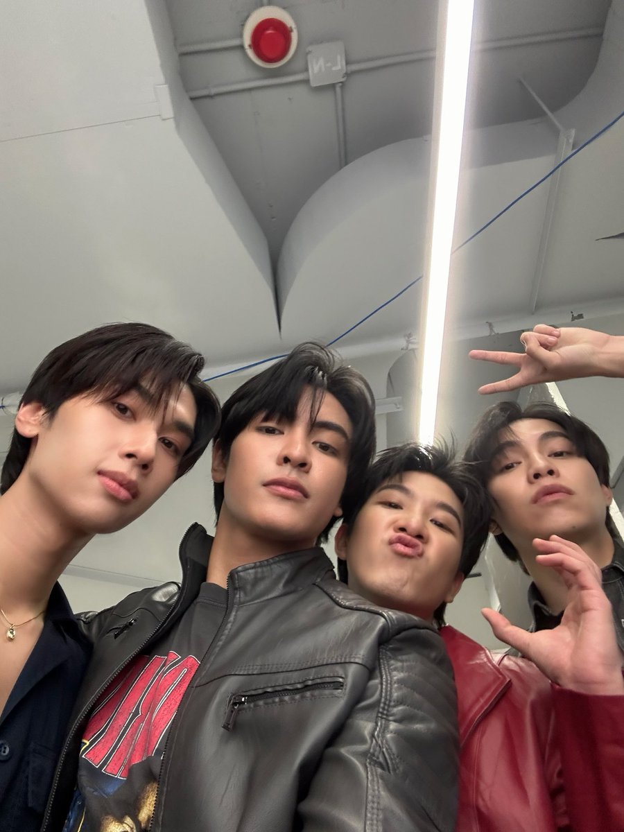 HeartKillersTH's tweet image. ปูนพร้อมก่อ สุดหล่อพร้อมละ 10 โมงยังอ่ะ #TheHeartKillers ❤️‍🔥

มาส่งกำลังใจให้ทุกคนกดบัตรให้ได้ตามที่ใจหวัง มาดูตอนแรกด้วยกันเถอะ อยากเจอพวกเทอจริงๆ นะ 😘