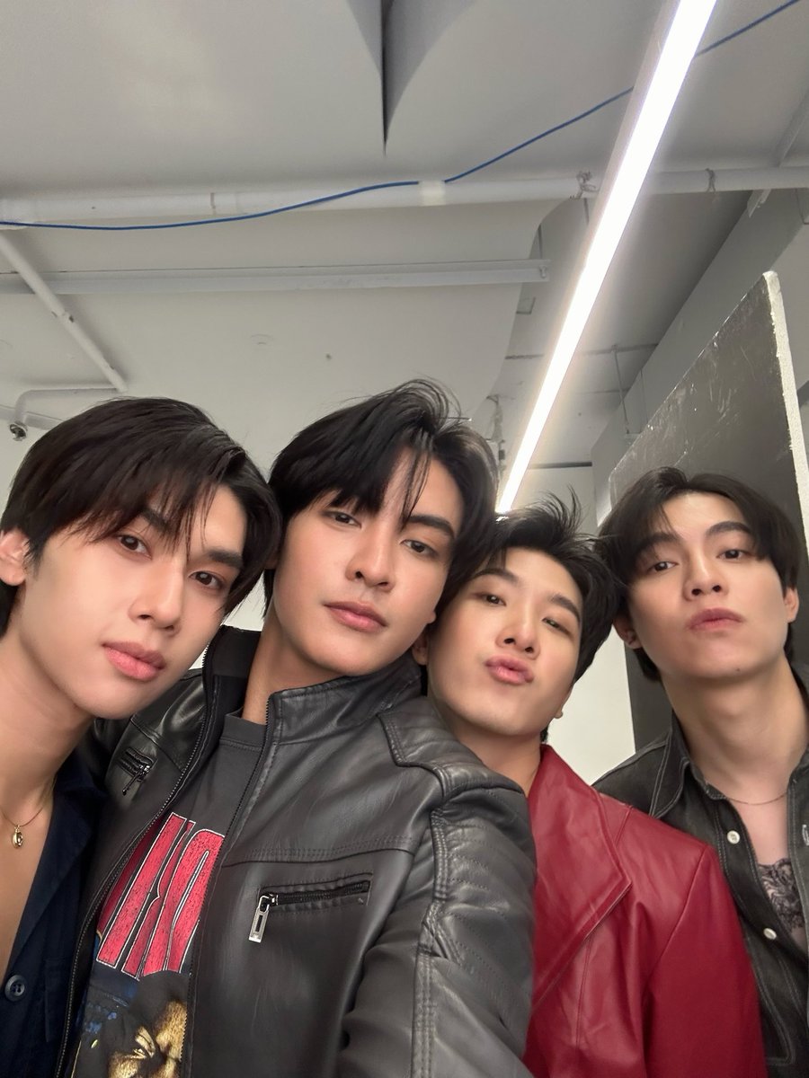 HeartKillersTH's tweet image. ปูนพร้อมก่อ สุดหล่อพร้อมละ 10 โมงยังอ่ะ #TheHeartKillers ❤️‍🔥

มาส่งกำลังใจให้ทุกคนกดบัตรให้ได้ตามที่ใจหวัง มาดูตอนแรกด้วยกันเถอะ อยากเจอพวกเทอจริงๆ นะ 😘