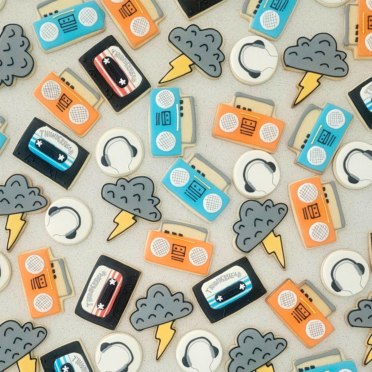 OKAY BUT LOOK AT THE BISCUITS THAT BRISBANE BISCUIT COMPANY MADE FOR THE THUNDERHEAD LAUNCHES! 

You can grab one for yourself TOMORROW at the Brisbane launch at 11am at <a href="/WTWTABooks/">Wild Things Bookshop</a> with the delightful <a href="/kfosterauthor/">Kate Foster 🐕</a>! Nab a ticket here: wherethewildthingsare.com.au/pages/10713-Th…