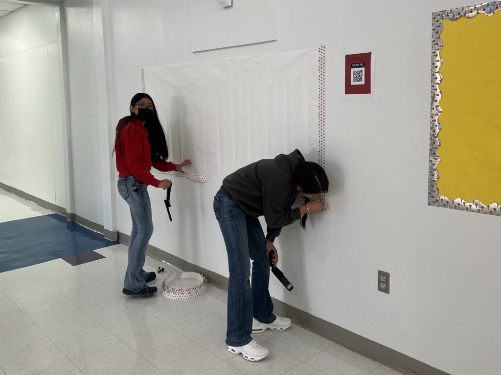 TISD_EduProgram's tweet photo. This week our Jr High Education students began their bulletin board project. Can’t wait to see what they create! 🫣🥰 #TISDProud  #TISD_EduProgram @edecena_TISD https://t.co/t7O5KUhjl2