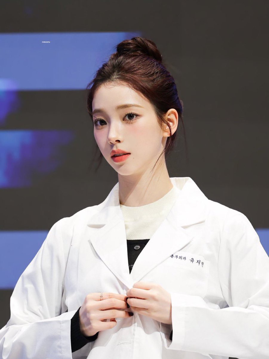 간판 아나운서 김믽정이랑 응급의학과 의사 유지믽...
김믽정 급성위염으로 응급실 실려왔는데 보는 눈 많아서 끙끙대면서도 가벼운 장난칠듯...

여긴 선생님 얼굴이 치료제인가봐요,
얼굴이 명의네

저기요 김믽정 환자분
그쪽 지금 아나운서 아니고 환자로 오셨어요.
상태안좋으니까 가만히 계세요