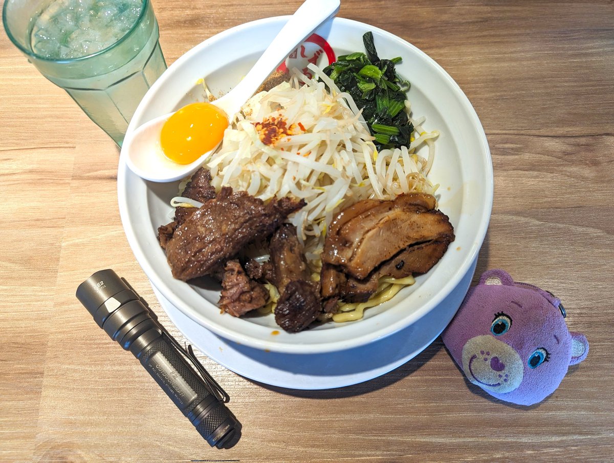 hg4eHPzmvVIEmWD's tweet photo. 牛すじ魚介醤油まぜそば✨🍜(´-(ェ)-`;)♥🦸
#メシアンドライト #SUREFIRE #E2LA #Outdoorsman #KE2 #シュアファイア https://t.co/QXiCYudBxb