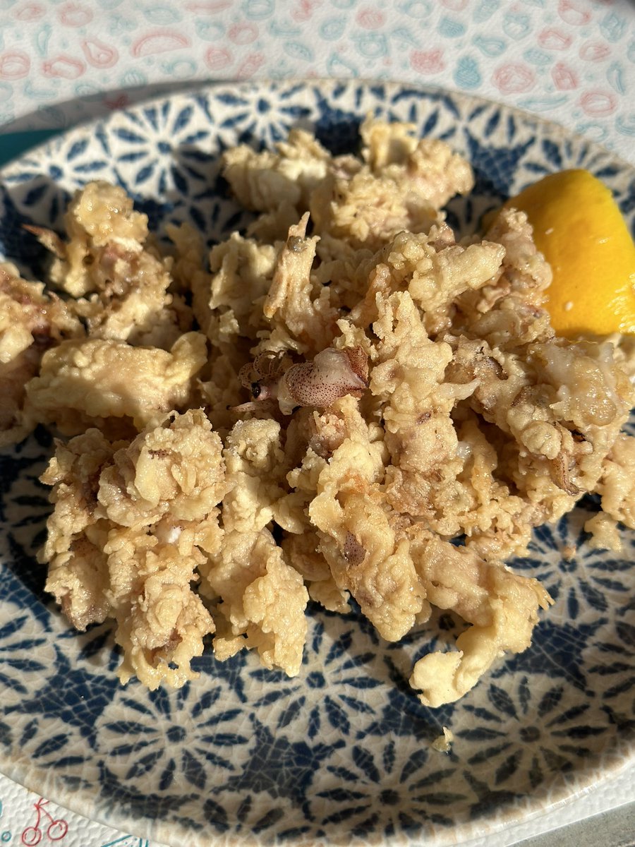 Bellissimoyoshi's tweet photo. ローマ出張でテスタッチョ市場へ！友人で俳優のパオロ・サッサネッリ氏とランチ！地元のワインで乾杯し、アマトリチャーナとサクサクのフリットを堪能！🍝🍷🍖🧀🇮🇹😂#ローマ #テスタッチョ市場 #アマトリチャーナ #ごちそうさまでした #stritfud #ベリッシモ #paolosassanelli #testacciomarket https://t.co/S1kpNgWDJj