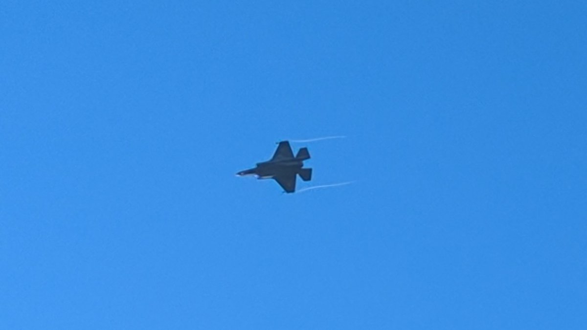 stnr_Seven's tweet photo. 栃木県さくら市上空をF35が2機編隊で旋回してた。久しぶりに戦闘機の爆音を聞いた。#戦闘機　#F35 #栃木県 https://t.co/I1EsJyU7W7