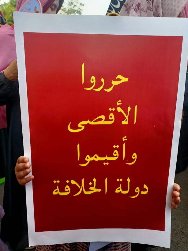 putriyanaazs's tweet photo. #BebaskanPalestina
#CallForKhilafah
#MobilizeMuslimArmies https://t.co/ErKJhnAZBk