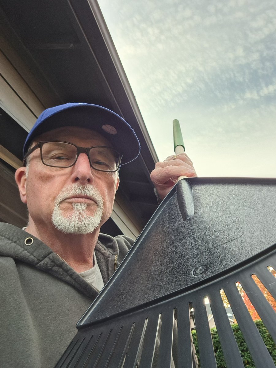 Got a new garden rake. Feeling rakishly handsome! 🤣 My niece said she didn't know uncles knew dad jokes. Grasshopper learning she is.