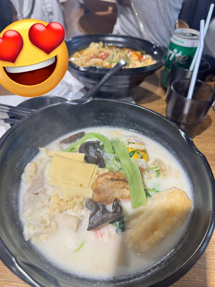 彼女と麻辣担！女の子ってなんでこんなにマーラータン好きなの！おれは辛いのむりだからなんか白いやつ。
#麻辣 #麻辣担