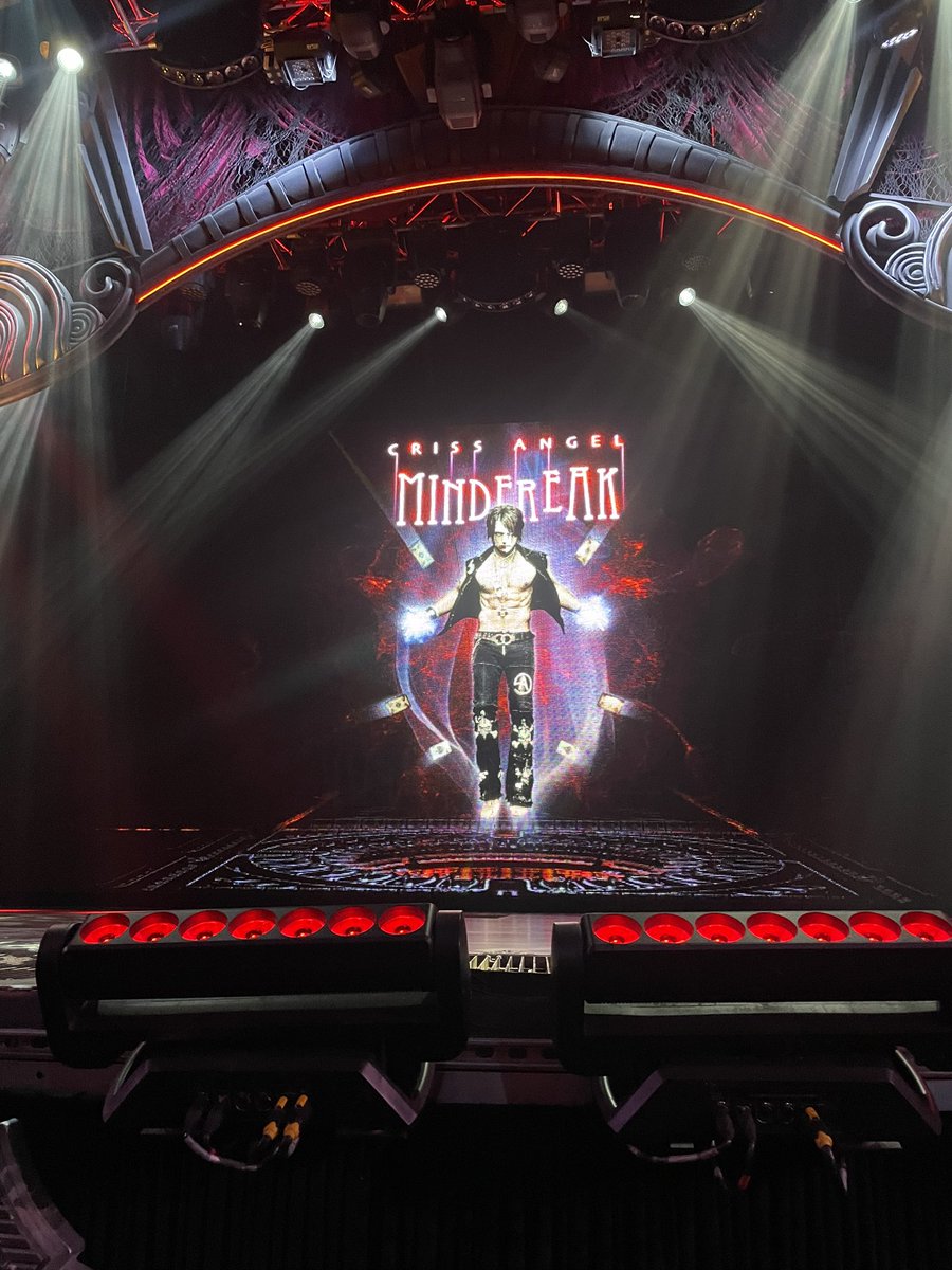CALoyal's tweet photo. Show #2!  @CrissAngel https://t.co/Hqnzy0CPR9