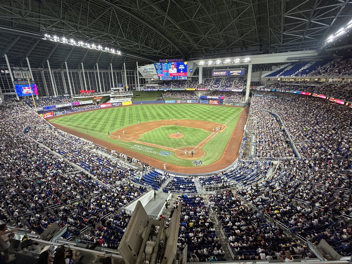Enrique_Rojas1's tweet photo. Asistencia al primer juego entre Caracas y Magallanes en USA: 31,508. Comiendo y bebiendo.
🇻🇪🇻🇪🇻🇪🇻🇪🇻🇪🇻🇪 https://t.co/BNUCevHDwX