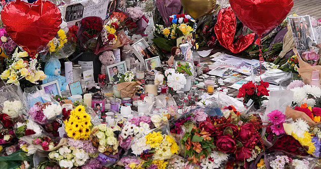 LJPayneItalia's tweet photo. Il Memoriale di Wolverhampton si trova ora a West Park

Il consiglio cittadino ha rispettosamente riposizionato ogni cosa formando un cuore 🤍 https://t.co/QTMmsxR8WU