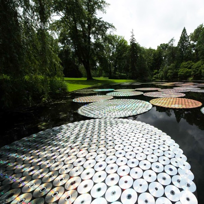 blankspac_e's tweet photo. Waterlilies, Bruce Munro (2012) https://t.co/u7RRDv5vqp