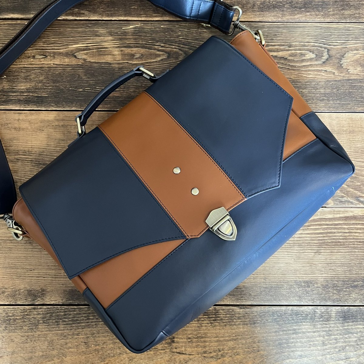 chaoticbluebag's tweet photo. ブース番号　K49.50 出展日 両日 出展名  VivoBlue #デザフェス58 @designfesta

オリジナルデザインの革バックを展示販売します✨
ぜひお立ち寄りください✨✨
  #リポスト祭り https://t.co/VSoSSwbjLP