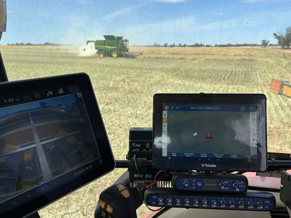 Using a sub meter implement size to chase multiple harvesters with different auger lengths and in different directions.  It just works and easy not having to steer. #lazyfarmer