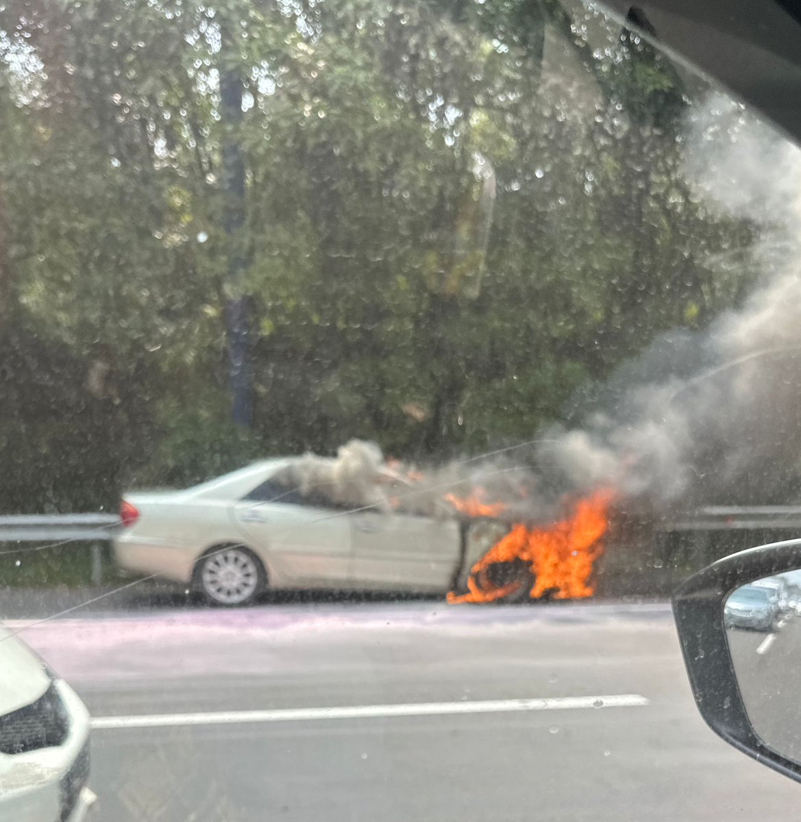 Mobil terbakar di km 88 tol Cipularang arah Bandung (sebelum rest area 88). Sudah ada petugas, belum ada penanganan. <a href="/RadioElshinta/">Radio Elshinta</a>