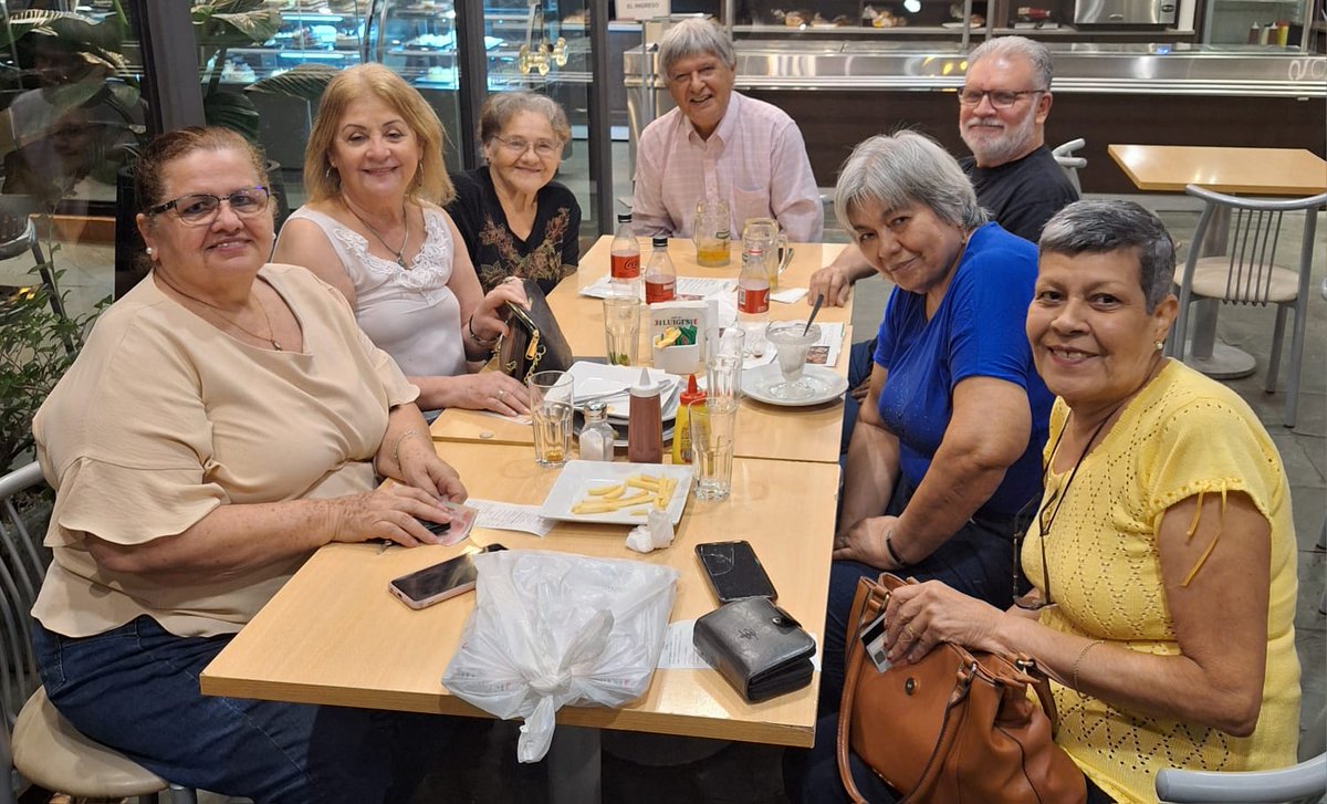 golazotropical1's tweet photo. #agradable #encuentro 
#excervantes71 
Zully Melgarejo 
Maria Victoria Molinas 
Marìa Genoveva Andrada Olmedo 
Oscar Esperanza Velazquez Alvarenga 
#gustavorojasbogarín 
Betty López 
María Concepción Morales https://t.co/KwCUfZpfZZ