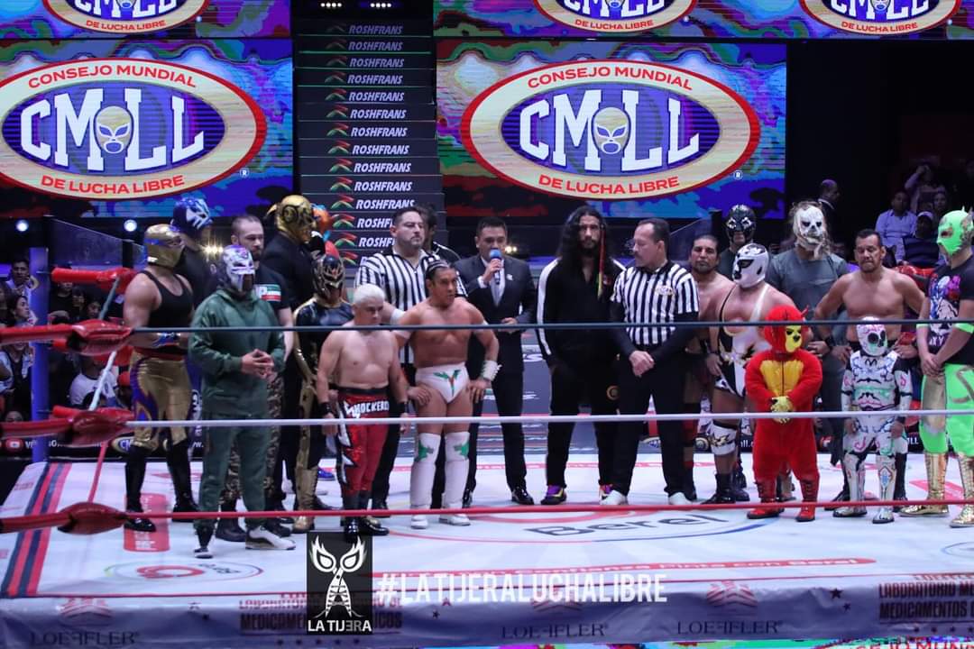 LaTijeraLucha's tweet photo. Entre aplausos y porras se reconoce la gran trayectoria de un “guapo, talibán” pero sobre todo un gran luchador como lo fue #ScorpioJr, el elenco y afición del #CMLL realizan un minuto de aplausos en honor al sensacional #RafaelNuñez en la #MexicoCatedral…
#latijeraluchalibre https://t.co/qBcuyuIJNT