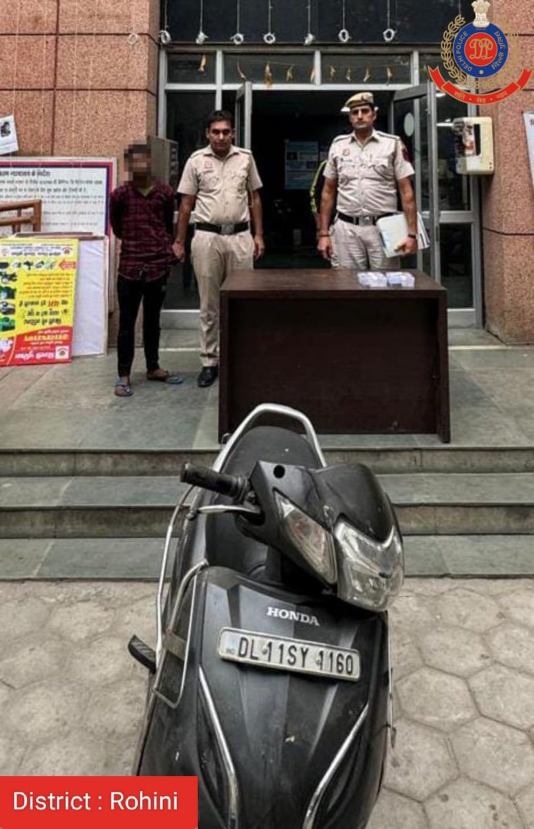 dcprohinidelhi's tweet photo. Under Operation #PARAKRAM, staff of PS North Rohini arrested a desperate criminal/BC after a brief chase. 01 button actuated knife, 01 stolen Scooty & 02 stolen mobiles recovered. Previously involved in more than 75 cases.
#KeepingStreetsSafe
@DelhiPolice
@CPDelhi
@Ravindra_IPS https://t.co/KRFQnqvKb5