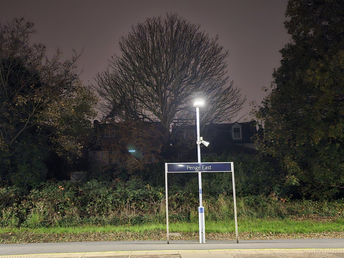 Slondoner's tweet image. On the way to catch an early train to Cheltenham and cheer on @bromleyfc #WeAreBromley