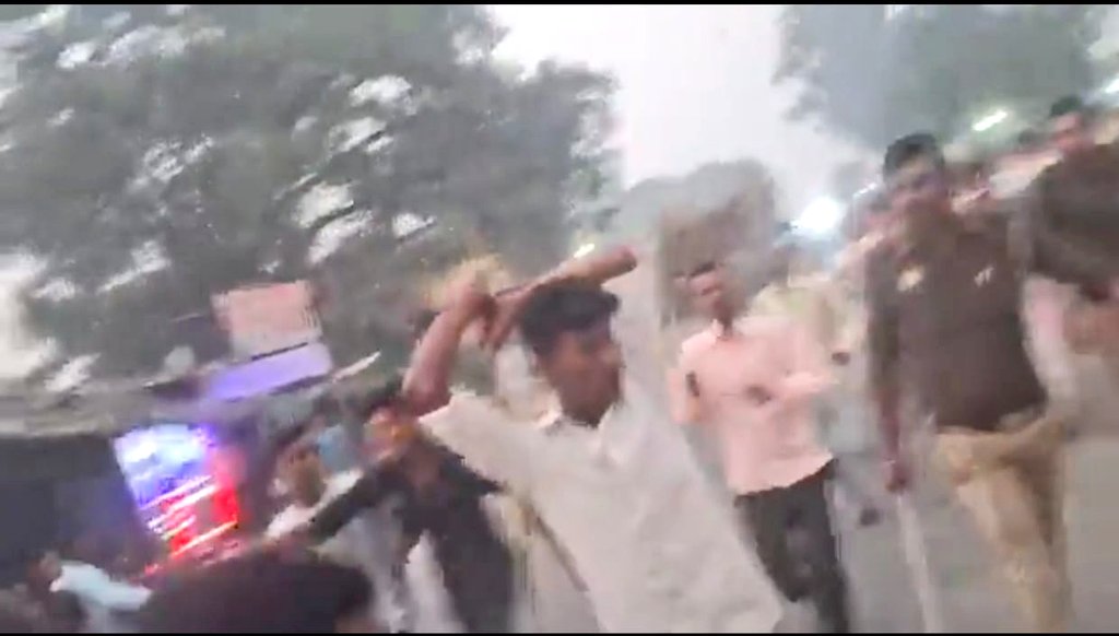 bankingyogi's tweet photo. इस तरह से भीड़ द्वारा पुलिस के सामने हमला किए जाने से प्रतीत हो रहा है कि भीड़ का मनोबल कितना बढ़ा हुआ है ।इस बलवे में शामिल लोगों के खिलाफ सख्त कार्रवाई होनी चाहिए @DmKheri @Uppolice @DFS_India @nsitharaman https://t.co/t6bJoMFNGs