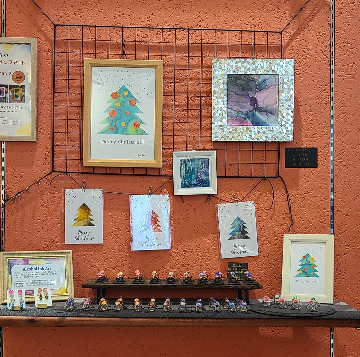 makio0814's tweet photo. 今日は久々のふわいえお店番の日🎵

退院後、頑張って作った指輪50個並べました❗
ディスプレイもクリスマス🎄仕様にして、いい感じ✨

#ハンドメイドアクセサリー 
#クリスマス 
#アルコールインクアート https://t.co/7yGV0k7eBY