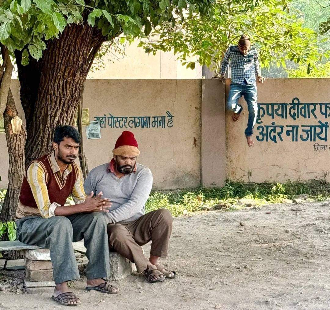 जवानी में लड़के उदास रहने लगते हैं। 
मसला इश्क़ का नहीं, घर की जिम्मेदारियों का है मित्र...🎉