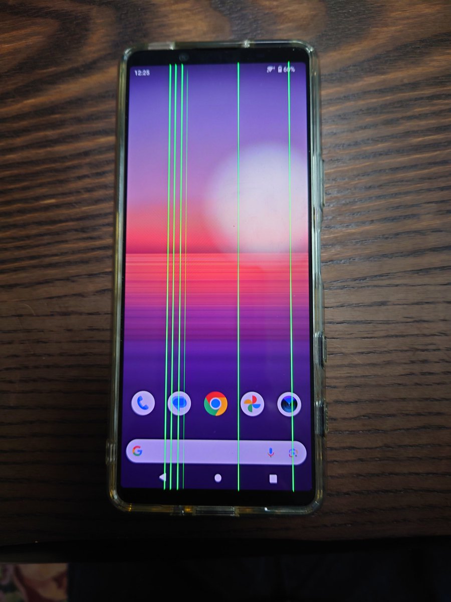 hidhidsan's tweet image. ６本目がうっすら登場！
ちなみに、買って２年経ってないよ！
７万返せだわ、、、
#SONY
#Xperia5ii
#縦線