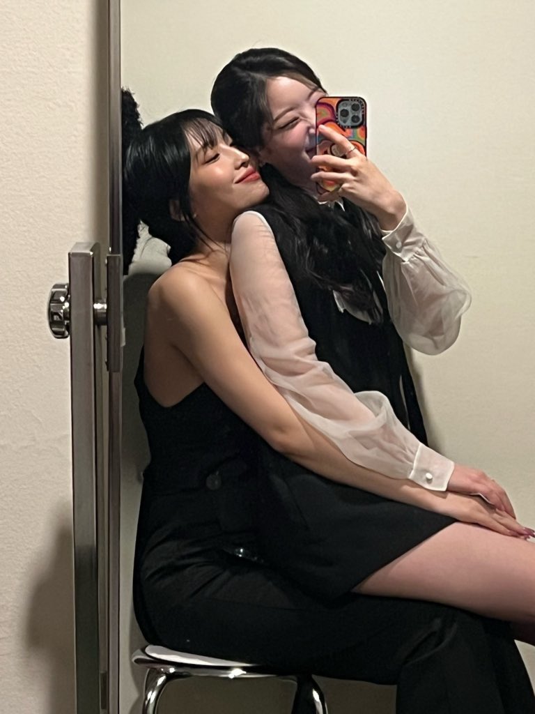 twicethedubu's tweet photo. cute as fuck                         what the fuck https://t.co/i6SS3i3sgR