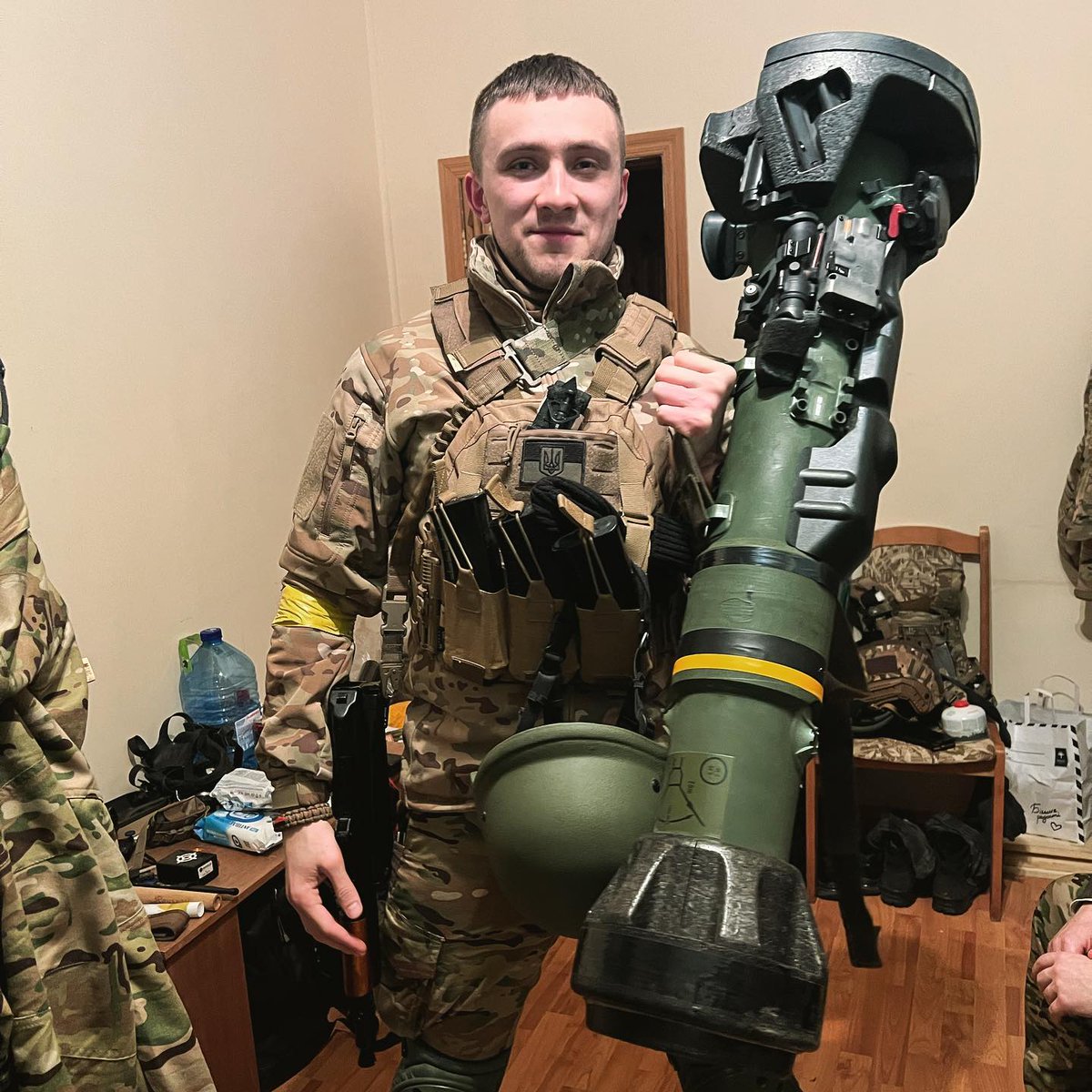 user113260's tweet photo. Скажите бумласочка, если известный на весь мир волонтер, на котором держится весь фронт, не стоит на учете и не проходил ВЛК - то вот это просто костюмированная вечеринка? https://t.co/gD2Ddovcfo