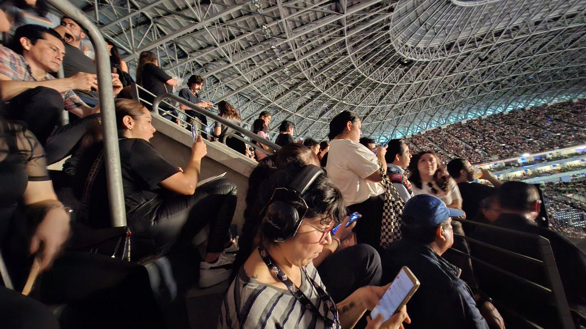 RavDepp's tweet photo. @PC_NuevoLeon  Sobrevendieron los boletos de la parte de arriba en el concierto de Paul Mccartney  (que todavía ni empieza), la gente está sentada en las entradas, escaleras y salidas, no hay ya casi forma de salir o de entrar 🥴 https://t.co/QBYvfVt4pN